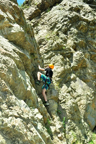 Teenager Climber Equipment Climbs Cliff — Stock Photo, Image