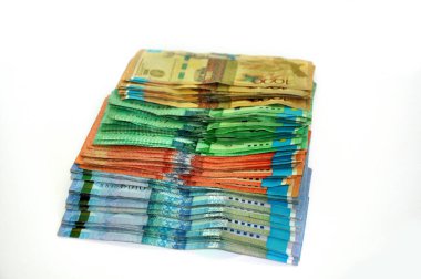Tenge. Kazak banknotları beyaz arka planda