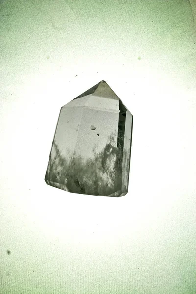 Кристалл (Кварц) на белом фоне с контуром обрезки — стоковое фото