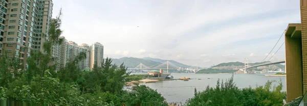 Panoráma, az épület és a Tsing Ma Bridge, Hong Kong — Stock Fotó