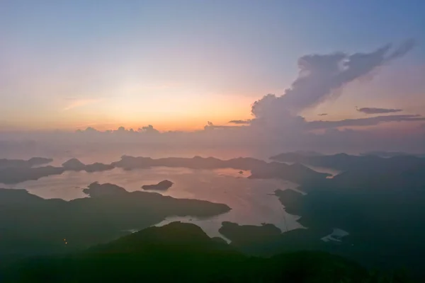 Salida del sol en Tiu Tang Lung, Hong Kong, China — Foto de Stock