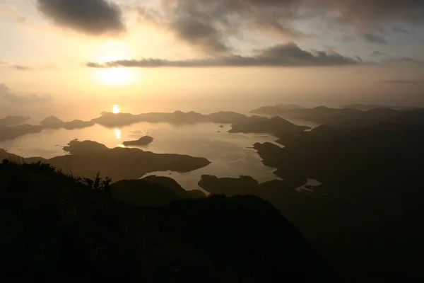 Salida del sol en Tiu Tang Lung, Hong Kong, China — Foto de Stock