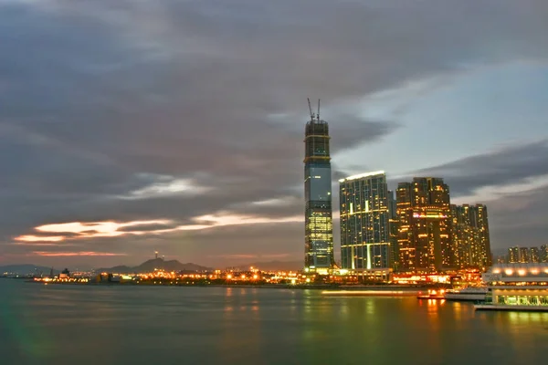 La hora mágica de los edificios —  Fotos de Stock