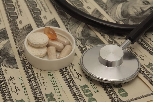 Medische Concept Stethoscoop Dollars Tabletten — Stockfoto