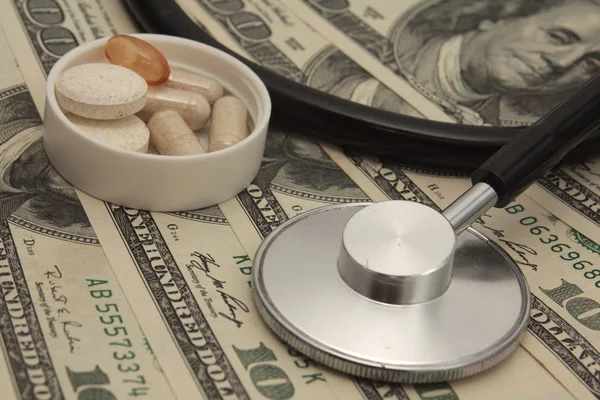 Medische Concept Stethoscoop Dollars Tabletten — Stockfoto