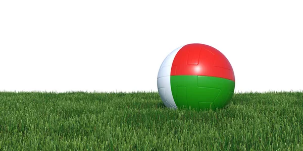 Madagaskar målad flagga fotboll bollen liggande i gräset — Stockfoto