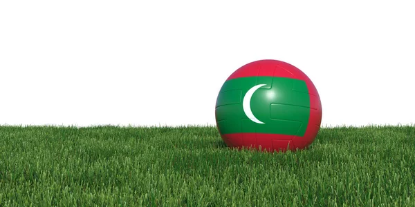 Maldives drapeau ballon de football couché dans l'herbe — Photo