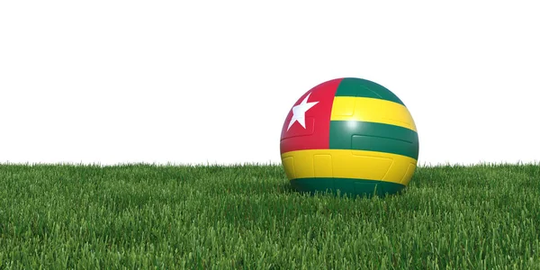 Togo Togo pelota de fútbol bandera togolesa acostado en la hierba —  Fotos de Stock