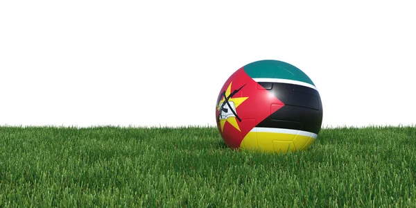 Mozambique pelota de fútbol bandera mozambiqueña acostado en la hierba — Foto de Stock