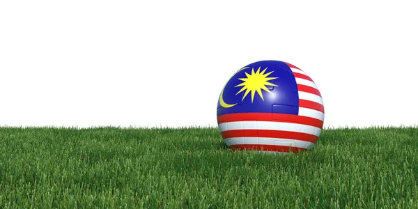 Malajsie Malajsie vlajka fotbalový míč ležící v trávě — Stock fotografie