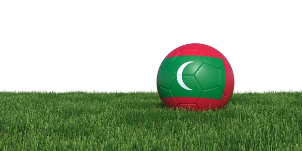 Maldiven Maldiven vlag voetbal liggen in het gras — Stockfoto