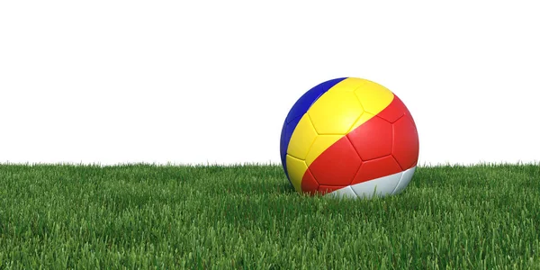 セーシェル セーシェルですフラグの芝生で横になっているサッカー ボール — ストック写真
