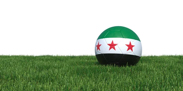 Síria nova bandeira bola de futebol jazendo na grama — Fotografia de Stock