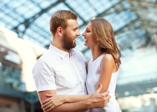 Kerel doet op de natuur betrokkenheid meisje, verrassing, emotie, zonnen — Stockfoto