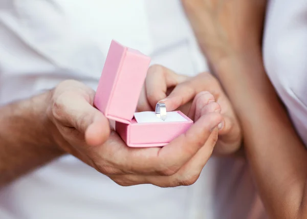 Cara está segurando um anel de noivado, casamento, amor — Fotografia de Stock