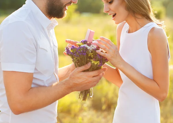 Парень делает на природе помолвку девушка, сюрприз, эмоции, солнца — стоковое фото