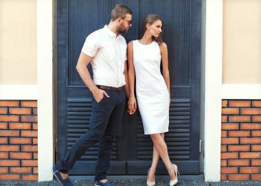 moda çift ayakta beyaz bir elbise içinde Avrupa Mahallesi