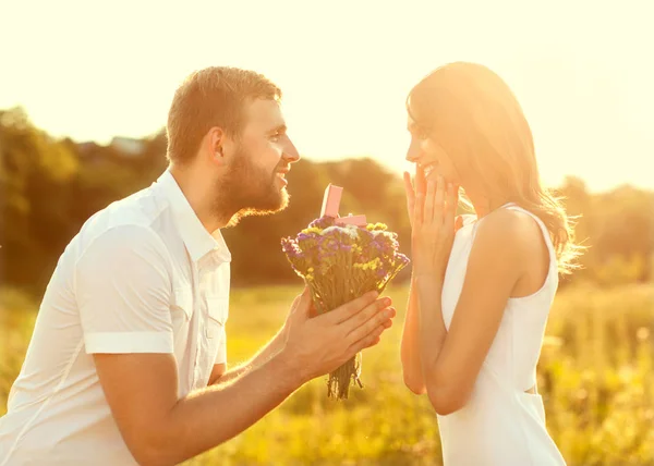 Mann, der auf der Natur Verlobung Mädchen, Überraschung, Emotion, Sonnen — Stockfoto