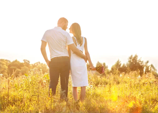 Jovem casal apaixonado andando no parque de outono de mãos dadas lo — Fotografia de Stock