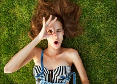 Sonra uzun yolculuk için tasarlanmıştır. Güzel genç kadının Üstten Görünüm