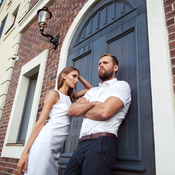 Pareja de moda de pie en el barrio europeo, en un dres blanco — Foto de Stock