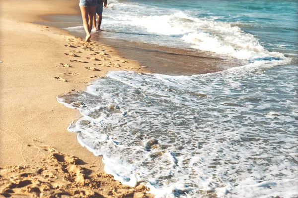 Paar verliefd op de zee spelen gelukkig — Stockfoto