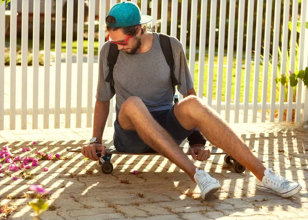 Guy skateboardu při západu slunce od jeho zahradní přístřešek — Stock fotografie