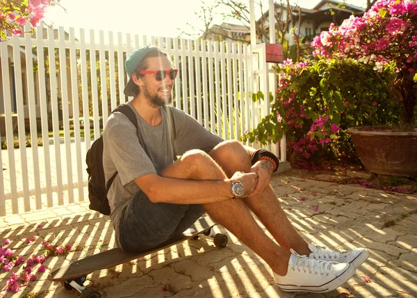 Mann skateboard bei Sonnenuntergang aus seinem Garten Penthouse — Stockfoto