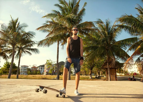Guy skateboardu při západu slunce — Stock fotografie