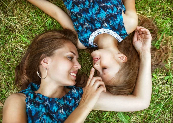 Madre e hija abrazándose en el amor jugando en el parque de otoño —  Fotos de Stock