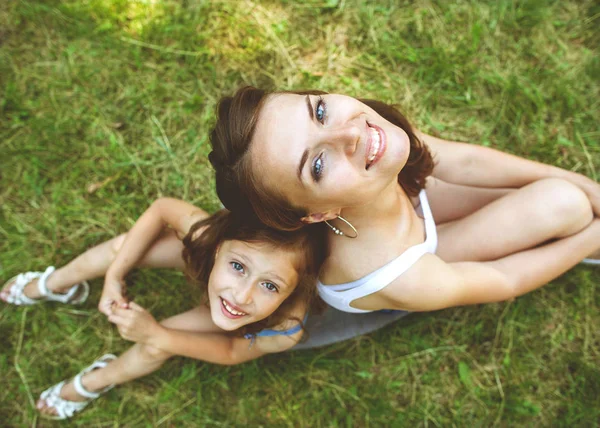Moeder en dochter knuffelen in liefde spelen in het park — Stockfoto