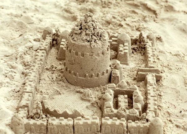 Zand huis gemaakt met zijn eigen handen kinderen — Stockfoto