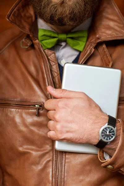 Hipster guy with a tablet, in a stylish and Cheetah with a beard — Stock Photo, Image