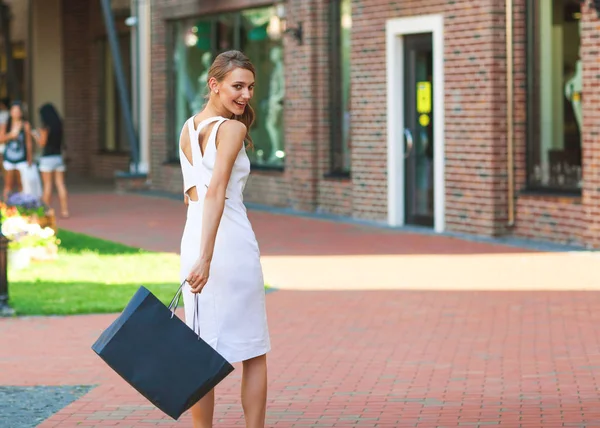 Mujer elegante feliz caminando por la ciudad y de compras —  Fotos de Stock