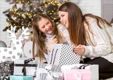 Genç anne ve sihirli bir Noel açılış sağlığınla kızları