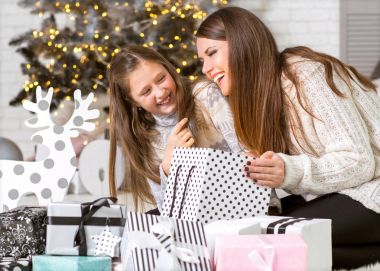 Genç anne ve sihirli bir Noel açılış sağlığınla kızları