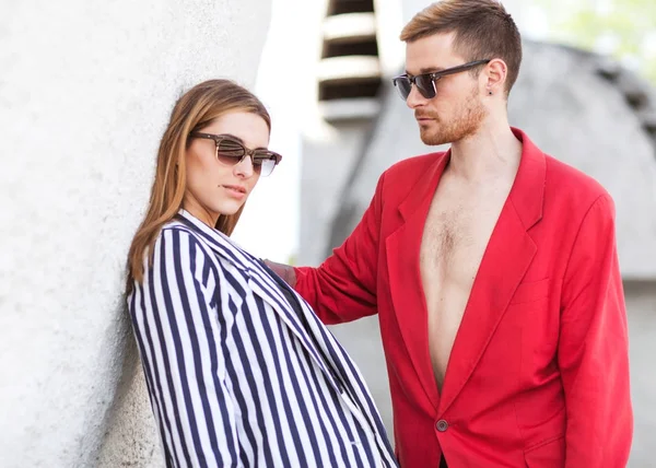 Módní pár na bílém pozadí na den svatého Valentýna — Stock fotografie