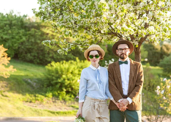 Una Coppia Innamorata Tramonto Con Cappelli Piedi Con Spalle Nella — Foto Stock