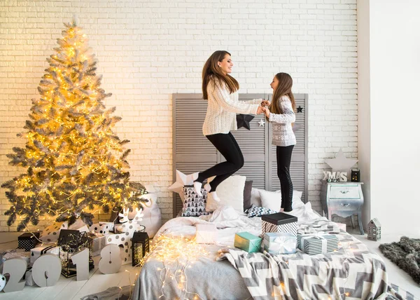 Mãe e filha no Natal divirtam-se — Fotografia de Stock