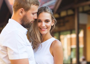 Doğa nişan kız, sürpriz, duygu, St. Valentine's gün batımında yapan erkek