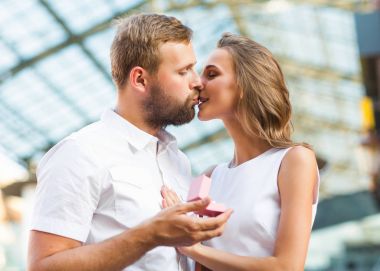 Doğa nişan kız, sürpriz, duygu, St. Valentine's gün batımında yapan erkek