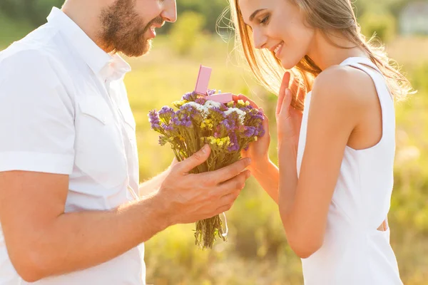 Man gör på naturen engagemang flicka, överraskning, känslor, på s — Stockfoto