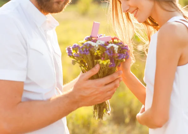 Hombre haciendo en la naturaleza compromiso chica, sorpresa, emoción, en s —  Fotos de Stock