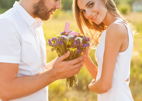 Uomo che fa sulla natura fidanzamento ragazza, sorpresa, emozione, a s — Foto Stock