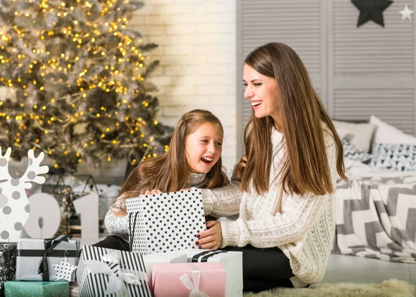 Fiatal anya és a megüresedett állás egy varázslatos karácsony ittle lányai — Stock Fotó