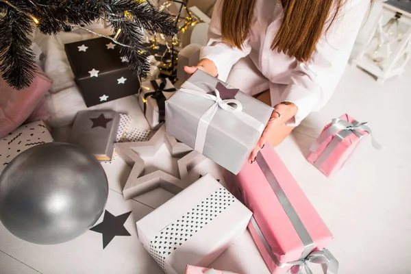 Menina em sonhos de Natal perto da árvore de Natal com presentes, o — Fotografia de Stock