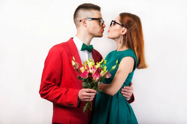 Hipster para w miłości z bukietem kwiatów w studio — Zdjęcie stockowe