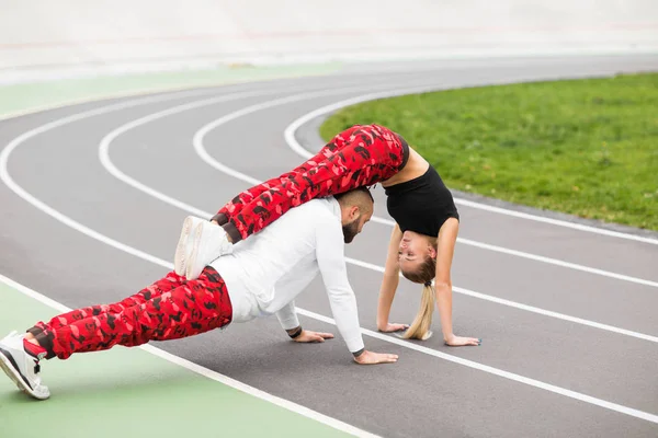 Хлопець і дівчина на вулиці роблять тренування — стокове фото