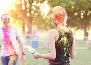 Adam bir kızla holi festival kutlamak
