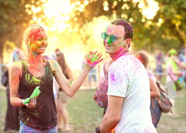 Adam bir kızla holi festival kutlamak